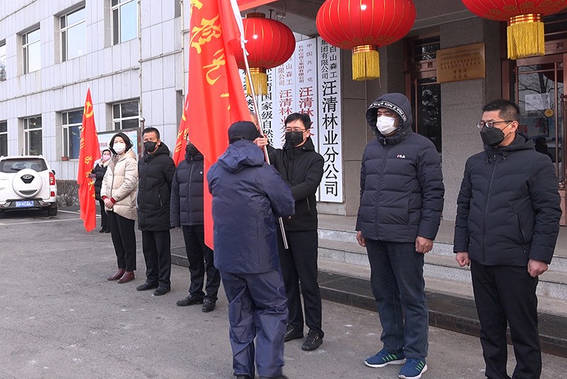 黨委書記、局長、公司管理委員會主任胡立平為黨員突擊隊和志愿服務(wù)隊授旗.jpg